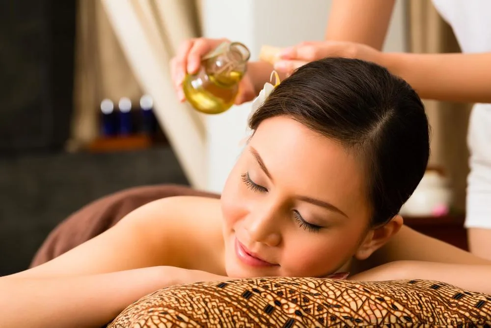 Chinesin bei Wellness-Massage mit ätherischen Ölen