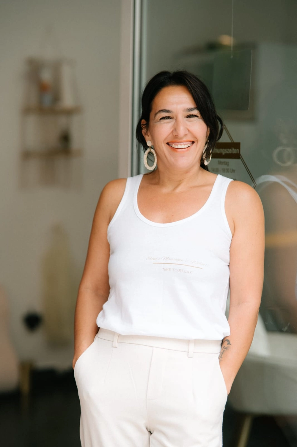 Glasschale mit natürlichem Kokospeeling auf Holztablett