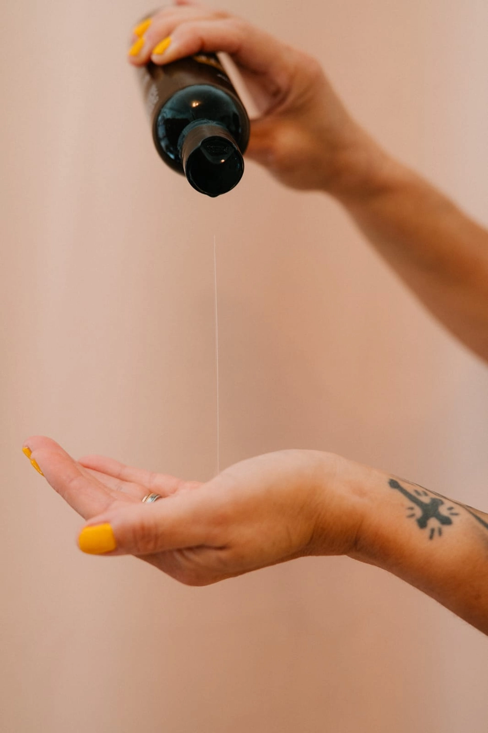 Chinesin bei Wellness-Massage mit ätherischen Ölen